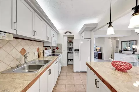 Kitchen - 788 Park Shore Dr #E39, Naples, FL 34103 photo 1 of 2