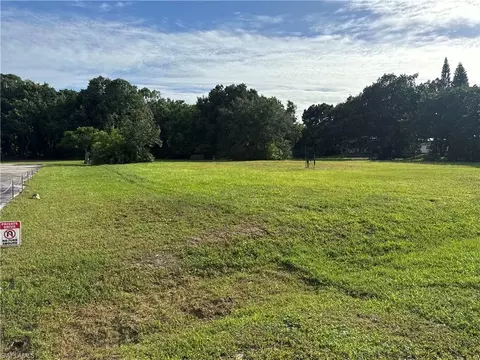 2660 Lakeview Dr, Naples, FL 34112