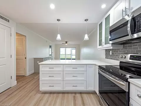 17 High Point Cir N #106, Naples, FL 34103