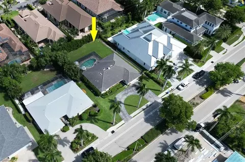 View/Area - 701 Harbour Dr, Naples, FL 34103 photo 2 of 8