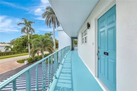Exterior - 383 Harbour Dr #304, Naples, FL 34103 photo 2 of 10
