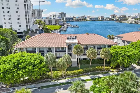 9101 Vanderbilt Dr #302, Naples, FL 34108