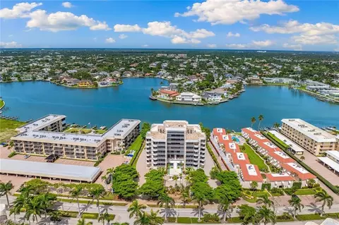 View/Area - 3100 Gulf Shore Blvd N #303, Naples, FL 34103 photo 4 of 5