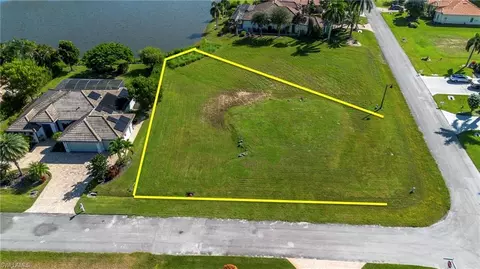 17994 Bluewater Dr, Naples, FL 34114