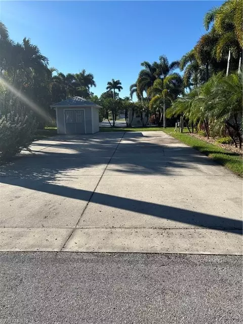 10130 Sunnywood Ct, Fort Myers, FL 33905