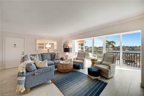222 Harbour Dr #312, Naples, FL 34103
