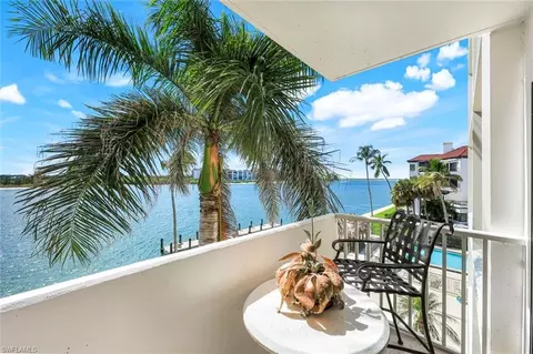 60 Pelican St W #407, Naples, FL 34113