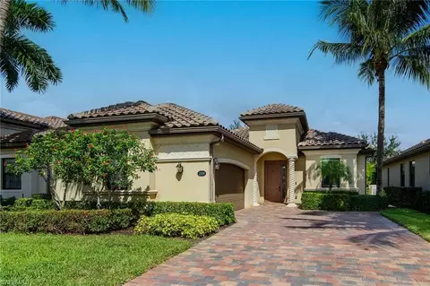 2990 Aviamar Cir, Naples, FL 34114