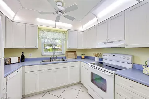 Kitchen - 2000 Alamanda Dr #104, Naples, FL 34102 photo 2 of 3