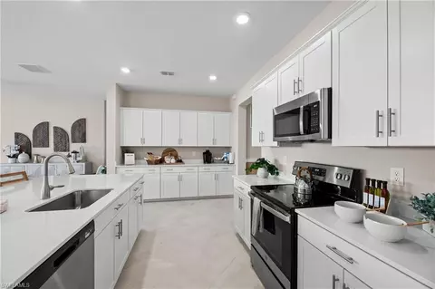 Kitchen - 3957 Button Sage Rd, Alva, FL 33920 photo 6 of 8