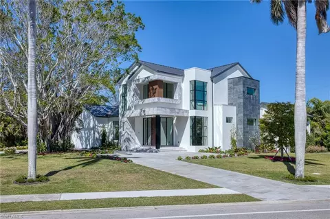 1800 Crayton Rd, Naples, FL 34102