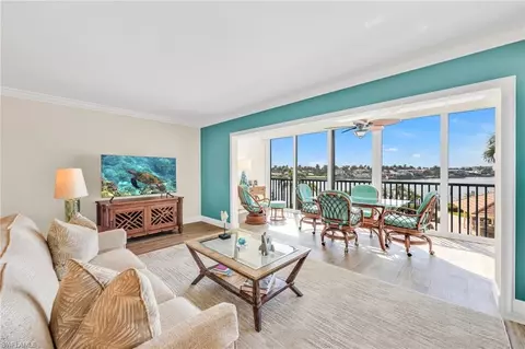 222 Harbour Dr #310, Naples, FL 34103