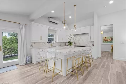 725 2nd St S, Naples, FL 34102