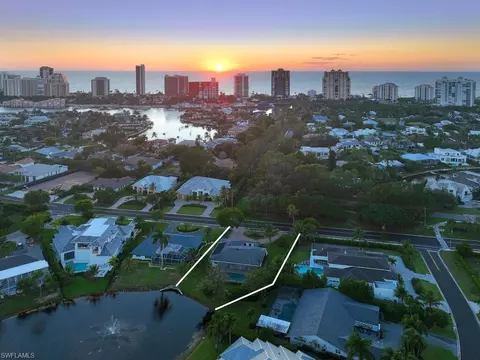 View/Area - 4916 Crayton Rd, Naples, FL 34103 photo 5 of 7