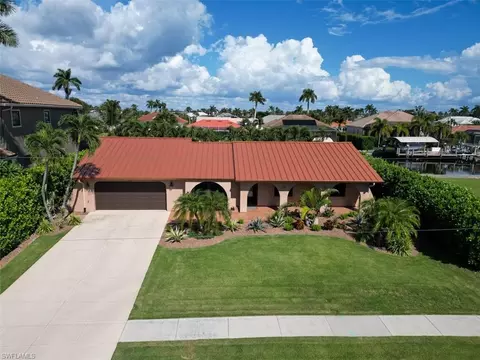 211 Seahorse Ct, Marco Island, FL 34145