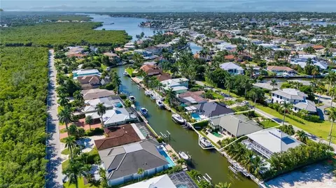 View/Area - 1923 Snook Dr, Naples, FL 34102 photo 3 of 4