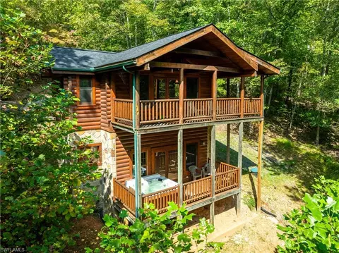 4062 Chamberlain Ln, Pigeon Forge, TN 37862