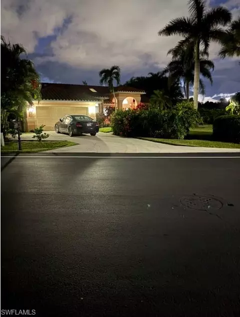 1025 Moon Lake Dr, Naples, FL 34104