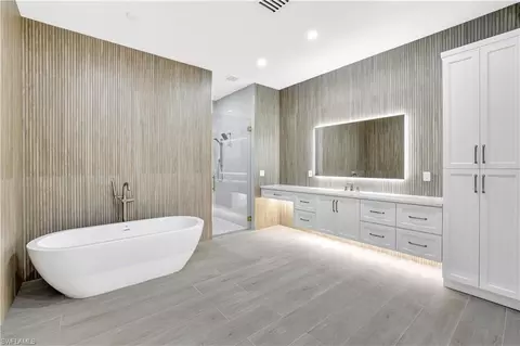 Bath - 264 13th St NW, Naples, FL 34120 photo 4 of 10