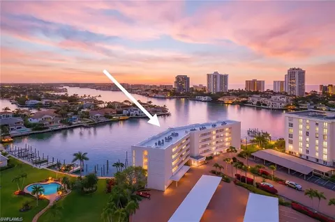 300 Park Shore Dr #5B, Naples, FL 34103