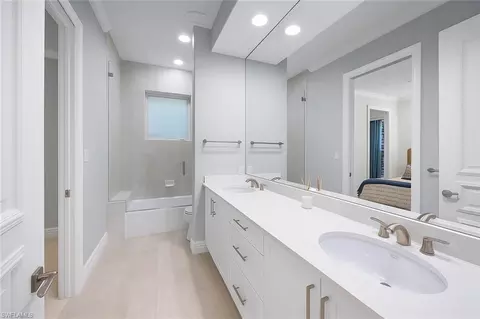 Bath - 258 9th Ave S, Naples, FL 34102 photo 4 of 6