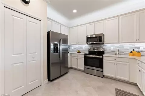 Kitchen - 2652 Vine Ave, Naples, FL 34120 photo 3 of 3