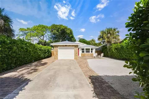 809 101st Ave N, Naples, FL 34108