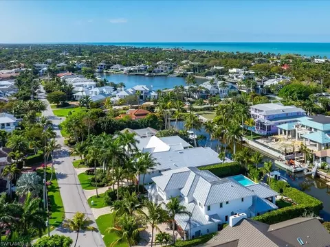 View/Area - 1750 4th St S, Naples, FL 34102 photo 2 of 4