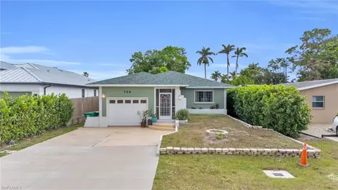 726 109th Ave N, Naples, FL 34108