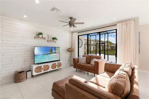 7421 Rockefeller Dr, Naples, FL 34119