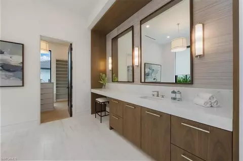 Bath - 1640 Dolphin Ct, Naples, FL 34102 photo 3 of 8