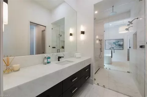 Bath - 1640 Dolphin Ct, Naples, FL 34102 photo 5 of 8