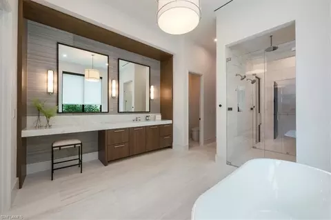Bath - 1640 Dolphin Ct, Naples, FL 34102 photo 4 of 8