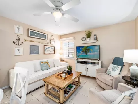 175 5th Ave S #10, Naples, FL 34102