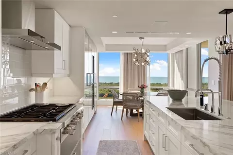 Kitchen - 6897 Grenadier Blvd #902, Naples, FL 34108 photo 4 of 7