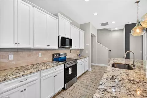 Kitchen - 3328 Pilot Cir, Naples, FL 34120 photo 2 of 3
