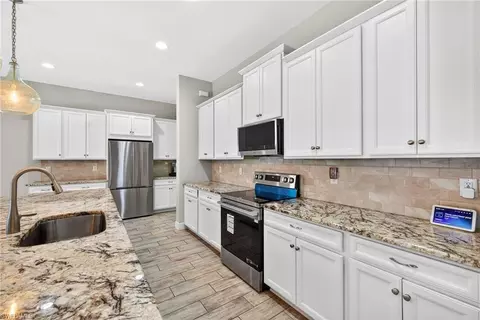 Kitchen - 3328 Pilot Cir, Naples, FL 34120 photo 3 of 3