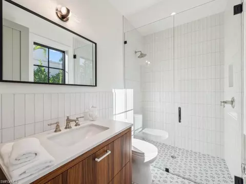 Bath - 424 Spinnaker Dr, Naples, FL 34102 photo 8 of 9