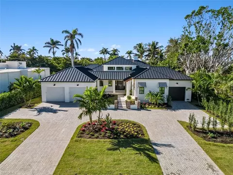 424 Spinnaker Dr, Naples, FL 34102