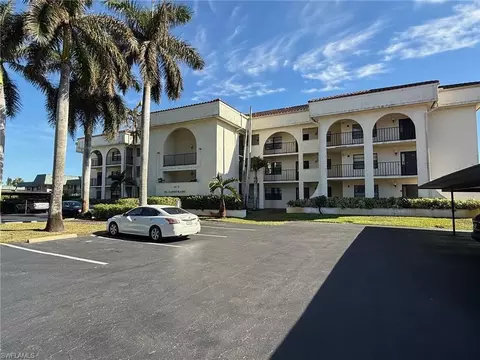700 Valley Stream Dr #101, Naples, FL 34113