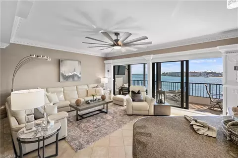 221 La Peninsula Blvd #221, Naples, FL 34113