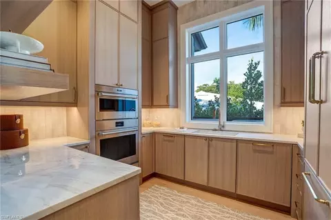 Kitchen - 436 Putter Point Ct, Naples, FL 34103 photo 5 of 6