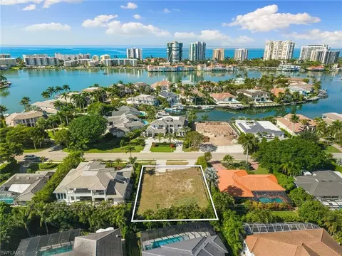 3670 Crayton Rd, Naples, FL 34103