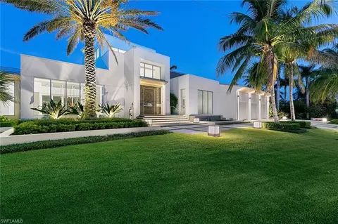 2211 S Winds Dr, Naples, FL 34102