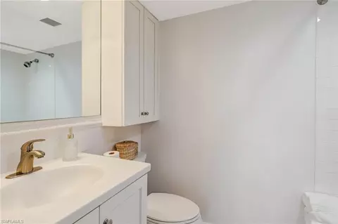Bath - 21 High Point Cir E #601, Naples, FL 34103 photo 2 of 2