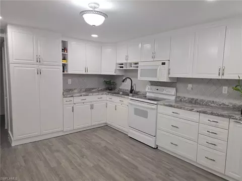 Kitchen - 9 Moonstone Cir, Naples, FL 34112 photo 3 of 3