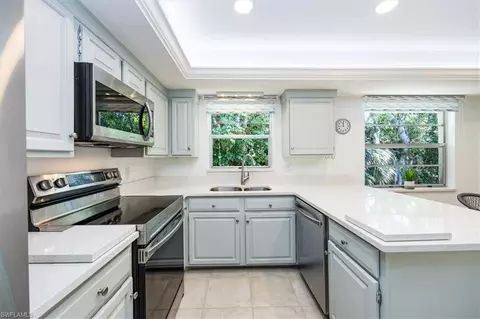 Kitchen - 3200 Binnacle Dr #C4, Naples, FL 34103 photo 3 of 4