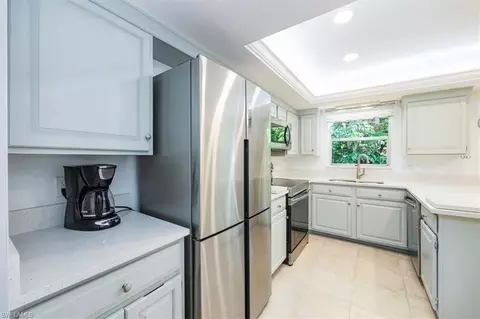 Kitchen - 3200 Binnacle Dr #C4, Naples, FL 34103 photo 4 of 4