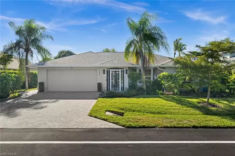 945 Moon Lake Dr, Naples, FL 34104