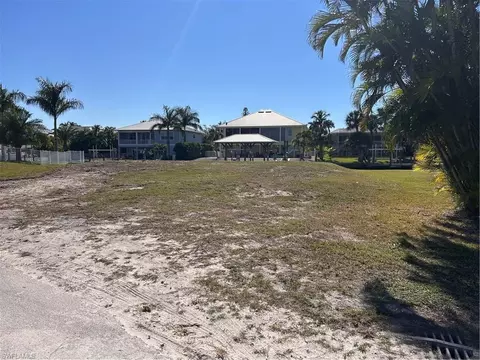 14 Pepita St, Fort Myers Beach, FL 33931